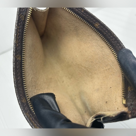 Louis Vuitton Vintage Monogram 
Canvas Toiletry Pouch 17 Cosmetic Bag - Picture 14 of 16